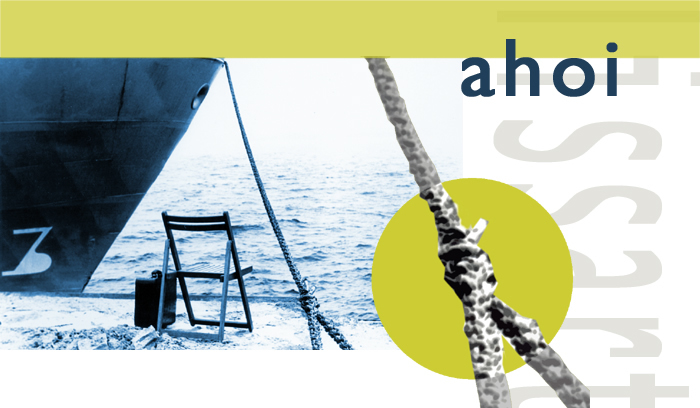 Ein vertautes Schiff, ein Koffer, ein Stuhl - Aufbruch